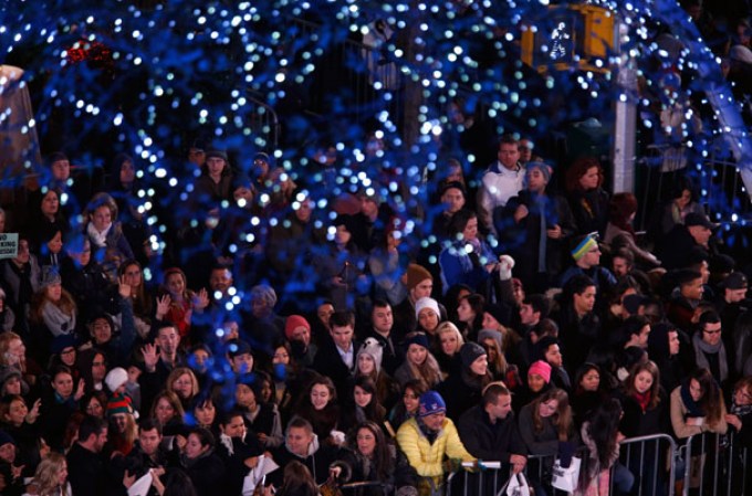 El calor de la navidad se dejó sentir en la Plaza Rockefeller de Nueva York, luego de que miles presenciaran el gran fiestón en la encendida del árbol navideño 2013.