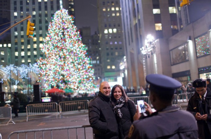 El calor de la navidad se dejó sentir en la Plaza Rockefeller de Nueva York, luego de que miles presenciaran el gran fiestón en la encendida del árbol navideño 2013.