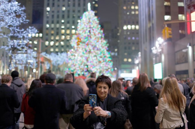 El calor de la navidad se dejó sentir en la Plaza Rockefeller de Nueva York, luego de que miles presenciaran el gran fiestón en la encendida del árbol navideño 2013.