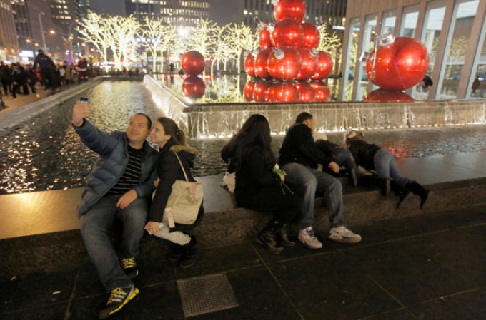 El calor de la navidad se dejó sentir en la Plaza Rockefeller de Nueva York, luego de que miles presenciaran el gran fiestón en la encendida del árbol navideño 2013.