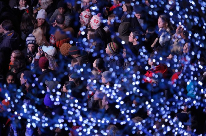 El calor de la navidad se dejó sentir en la Plaza Rockefeller de Nueva York, luego de que miles presenciaran el gran fiestón en la encendida del árbol navideño 2013.