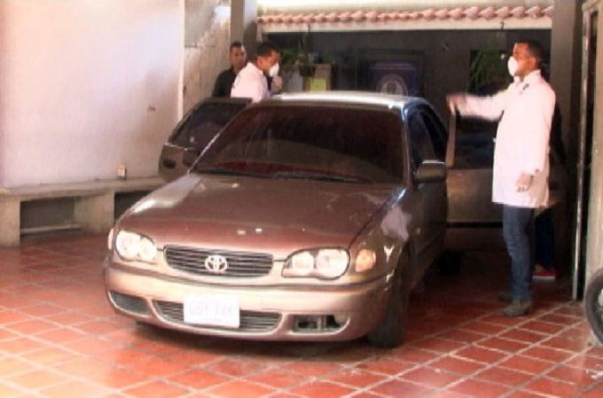 Autoridades venezolanas revelan imágenes del automóvil donde la Miss Venezuela y su ex esposo Thomas Henry Berry fueron asesinados.