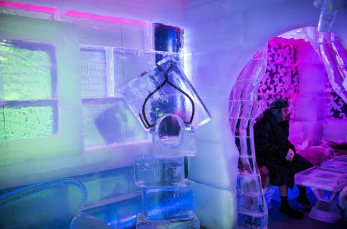 Cualquier electrónico o dispositivo que despliegue calor, como celulares, iPads, etc., deben ser dejados en casilleros especiales diseñados para que no derrita el hielo ártico.