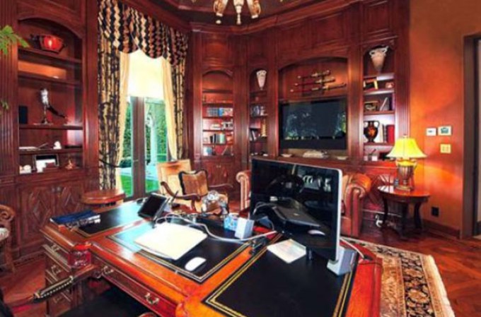 El pelotero de grandes ligas, Barry Bonds, puso en venta su lujosa mansión de Beverly Hills, en California. La estructura consta con esplendorosas amenidades.