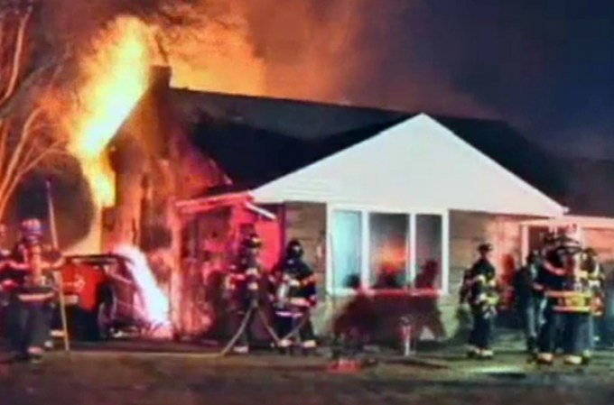 14 DE MARZO, 2013: Una casa es consumida por las llamas luego de un fatal accidente en Long Island.