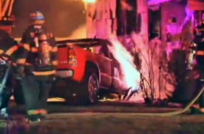 Una familia rescataba lo poco que quedó de sus pertenencias, luego de que un auto se estrellara y explotara en su casa de Long Island.