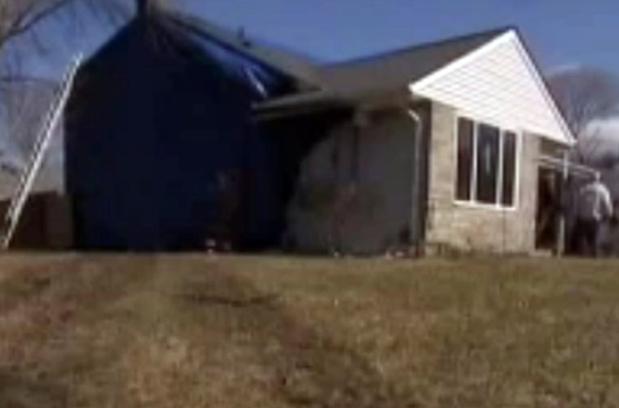Una casa es consumida por las llamas luego de un fatal accidente en Long Island.