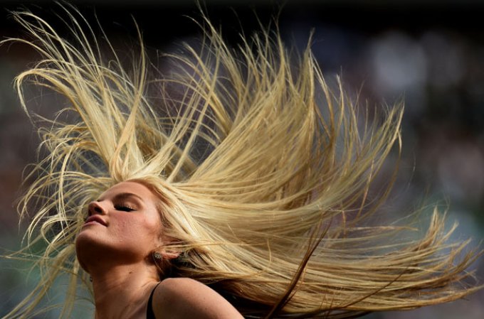 Las porristas de la NFL y del "football" universitario asombran con su belleza y su energía.