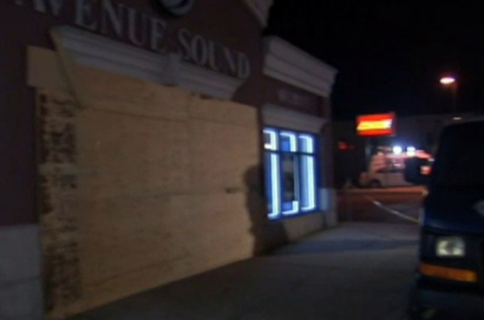 9 DE ABRIL, 2014: El conductor de una camioneta robada termina estrellándose contra una tienda repleta de clientes en Long Island.