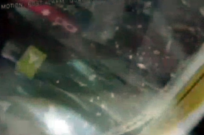 Una persona resultó herida por un pedazo de cristal, pero se rehusó a recibir atención médica, según las autoridades.