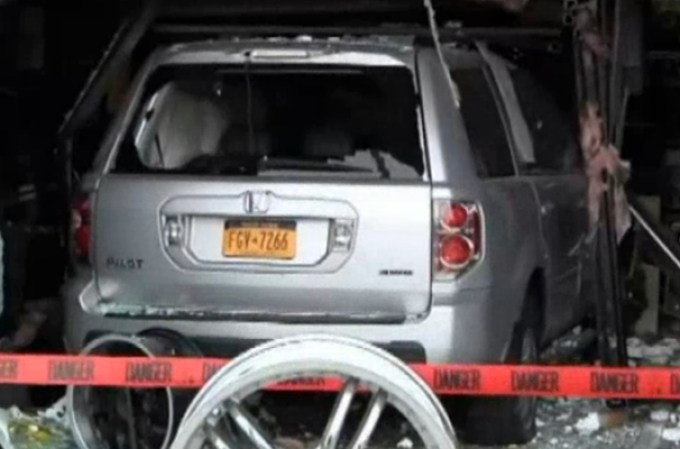 El conductor de una camioneta robada termina estrellándose contra una tienda repleta de clientes en Long Island.