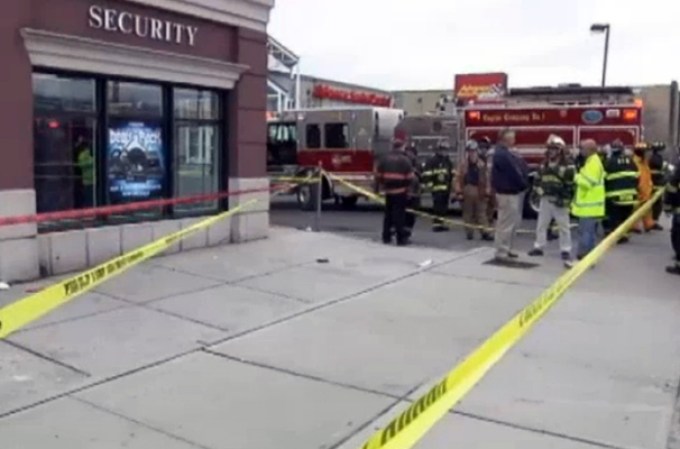 El conductor de una camioneta robada termina estrellándose contra una tienda repleta de clientes en Long Island.