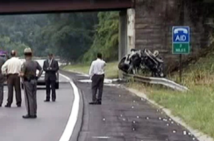 La policía aún investiga que pudo haber causado la pérdida de control del auto, el cual terminó estallando tras el impactante choque.