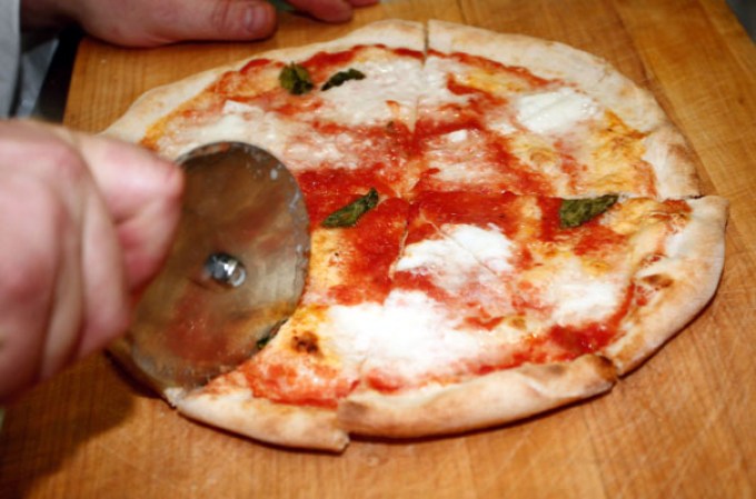 La pizza.