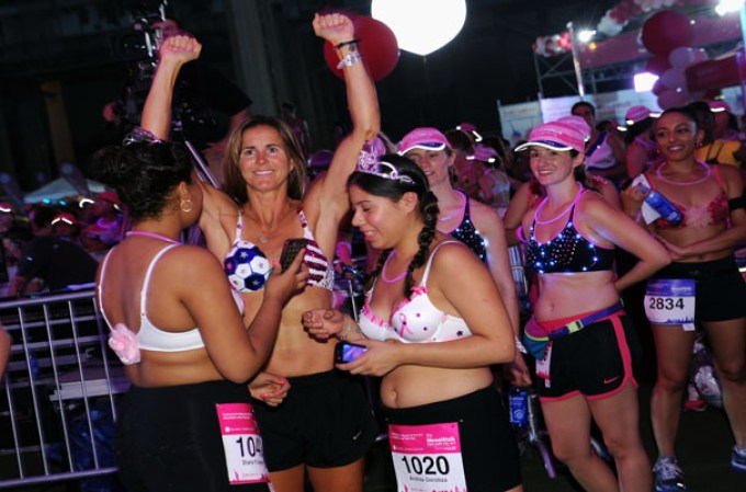 Miles de mujeres y hombres corrieron en sostén durante primer maratón nocturno de Nueva York “The MoonWalk” en apoyo a víctimas de cáncer.