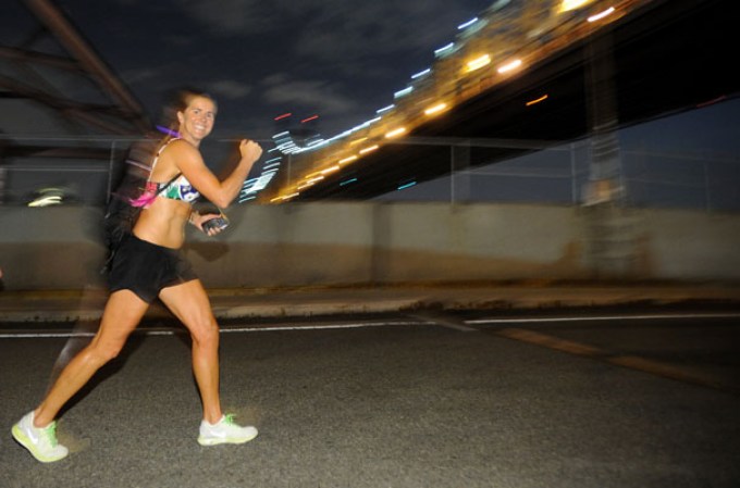 Miles de mujeres y hombres corrieron en sostén durante primer maratón nocturno de Nueva York “The MoonWalk” en apoyo a víctimas de cáncer.