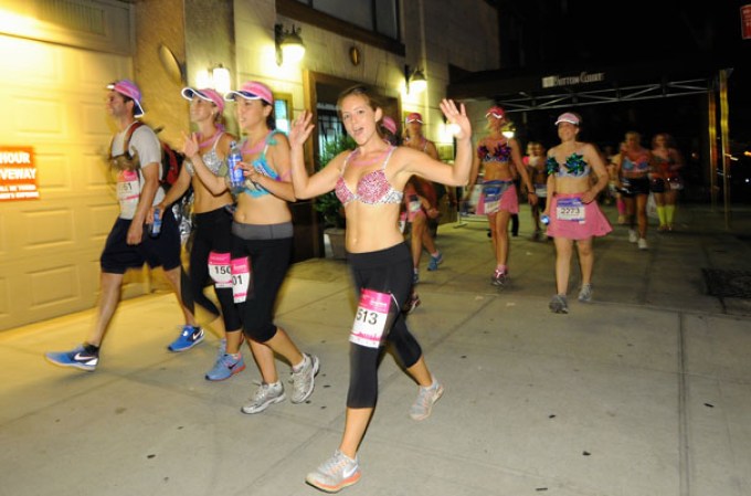 Miles de mujeres y hombres corrieron en sostén durante primer maratón nocturno de Nueva York “The MoonWalk” en apoyo a víctimas de cáncer.