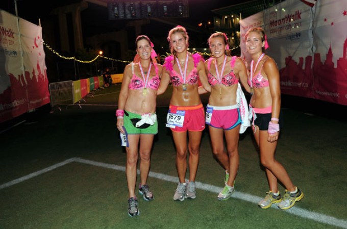 Miles de mujeres y hombres corrieron en sostén durante primer maratón nocturno de Nueva York “The MoonWalk” en apoyo a víctimas de cáncer.