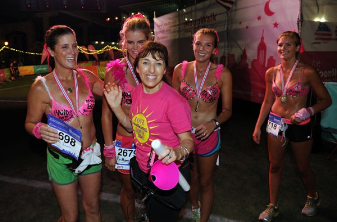 Miles de mujeres y hombres corrieron en sostén durante primer maratón nocturno de Nueva York “The MoonWalk” en apoyo a víctimas de cáncer.