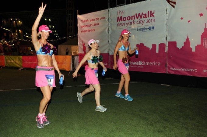 Miles de mujeres y hombres corrieron en sostén durante primer maratón nocturno de Nueva York “The MoonWalk” en apoyo a víctimas de cáncer.