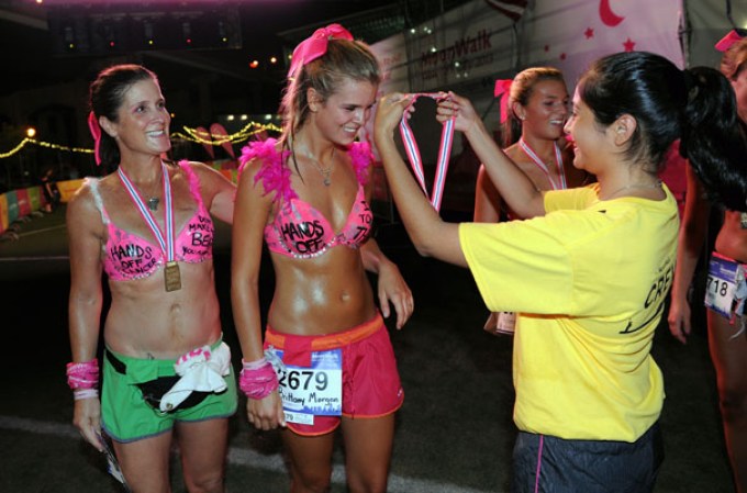 Miles de mujeres y hombres corrieron en sostén durante primer maratón nocturno de Nueva York “The MoonWalk” en apoyo a víctimas de cáncer.