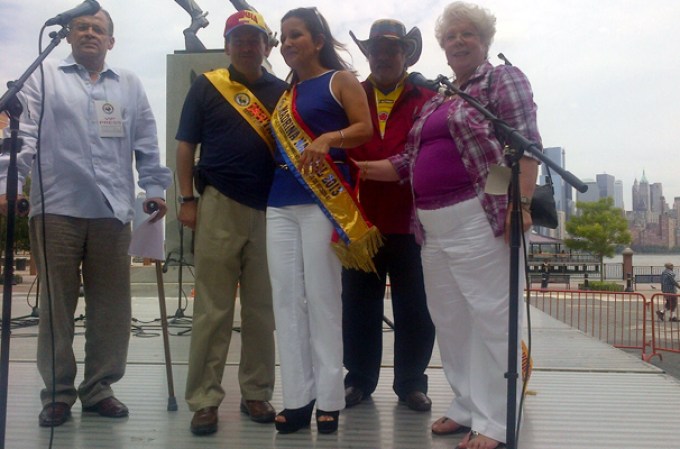 Luis Alejandro Medina y Yolanda Vásquez fueron homenajeados en el festival colombiano del condado de Hudson, el cual fue celebrado en el Exchange Place Park de Jersey City.
