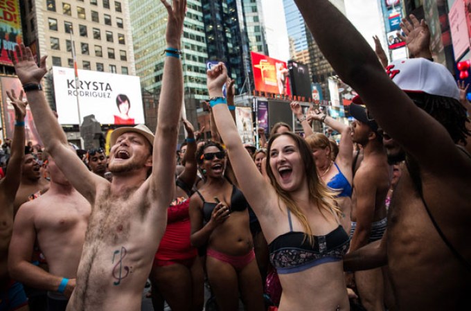 Agosto, 2013: Miles de neoyorquinos se quitaron la ropa en Times Square con un gran propósito.