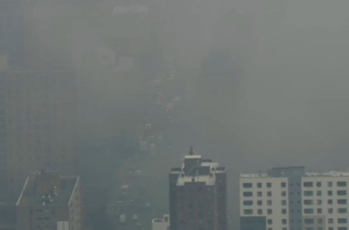 Las autoridades reportan el colapso de un edificio tras una fuerte explosión en Manhattan.