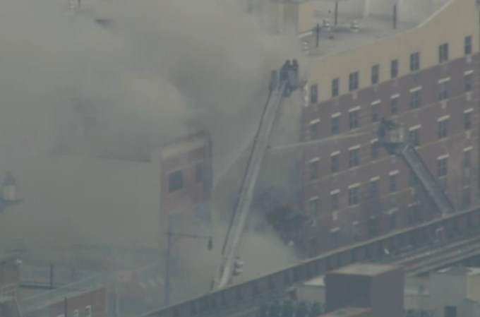 Las autoridades reportan el colapso de un edificio tras una fuerte explosión en Manhattan.