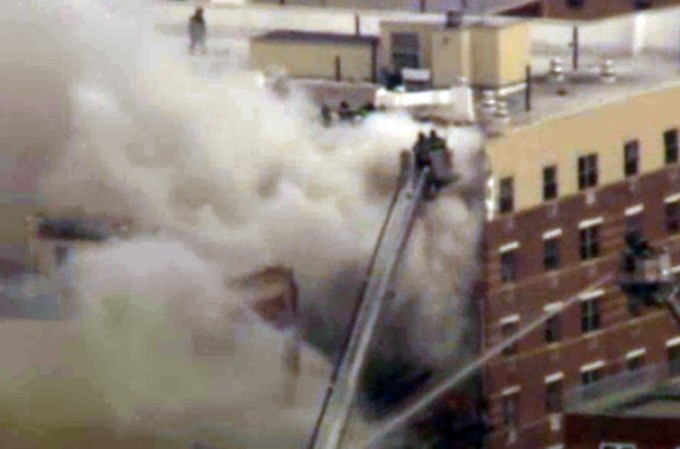 Las autoridades reportan el colapso de un edificio tras una fuerte explosión en Manhattan.
