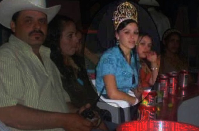 Emma Coronel es hija de Inés Coronel, amigo de "El Chapo" y narcotraficante que murió en julio de 2010, tras un tiroteo con la policía en México.