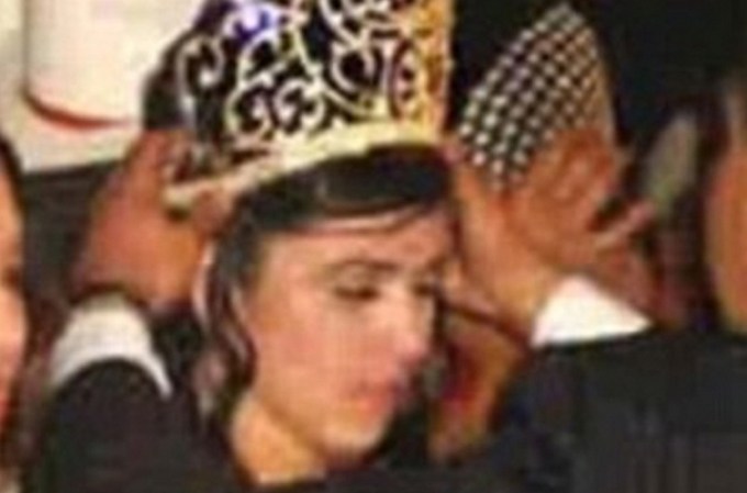 Inés Coronel recibiendo una de sus coronas a temprana edad.