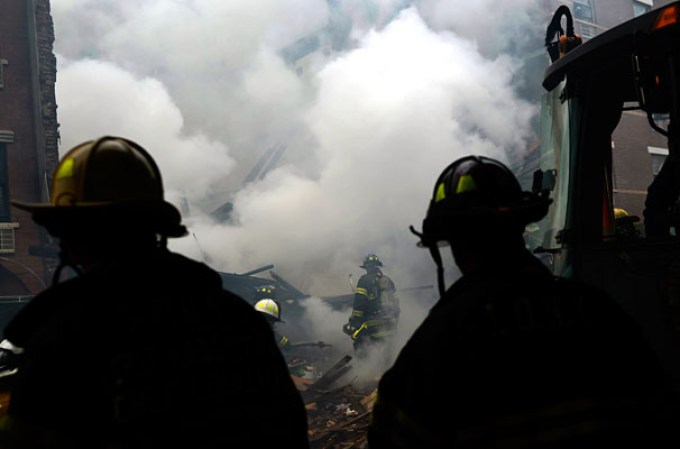 El colapso de un edificio tras una fuerte explosión cobra vidas en East Harlem, Nueva York.