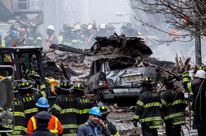 El colapso de un edificio tras una fuerte explosión cobra vidas en East Harlem, Nueva York.