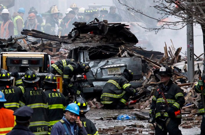 El colapso de un edificio tras una fuerte explosión cobra vidas en East Harlem, Nueva York.