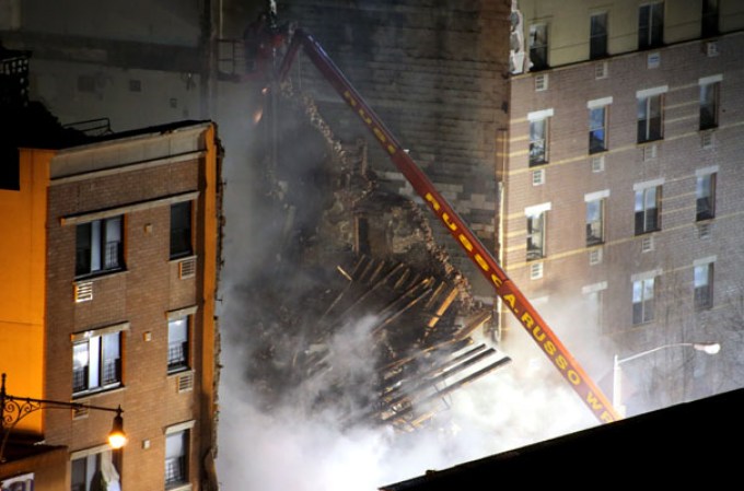 El colapso de un edificio tras una fuerte explosión cobra vidas en East Harlem, Nueva York.