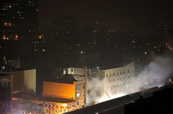 El colapso de un edificio tras una fuerte explosión cobra vidas en East Harlem, Nueva York.