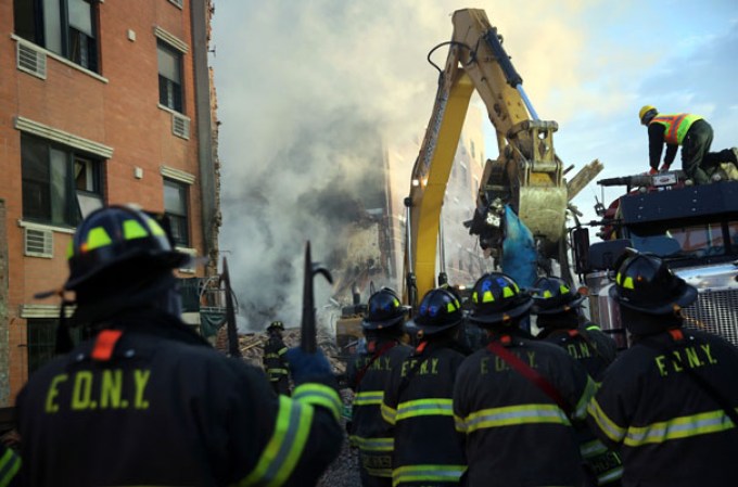 El colapso de un edificio tras una fuerte explosión cobra vidas en East Harlem, Nueva York.