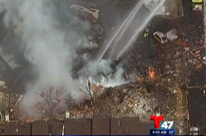 Una poderosa explosión a causa de un escape de gas deja vasta destrucción, heridos y un muerto, en Nueva Jersey.
