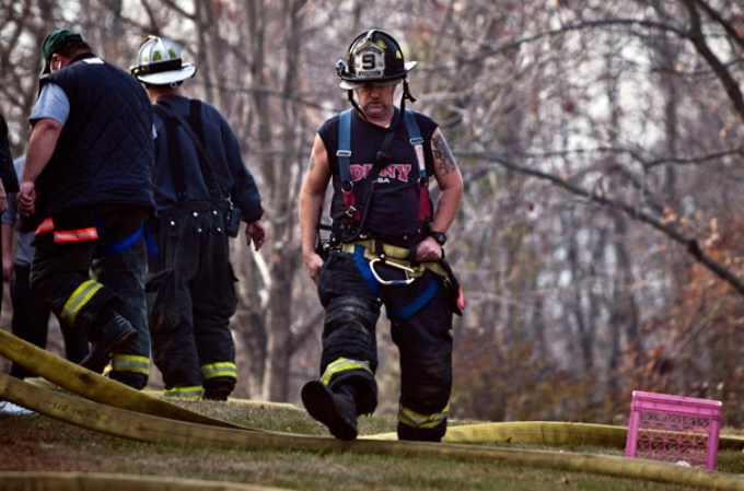 Un fuego forestal se ha desplaza por más de 50 acres de terreno en Rockland, Nueva York, mientras que las autoridades tratan de detenerlo antes de que alcance viviendas.