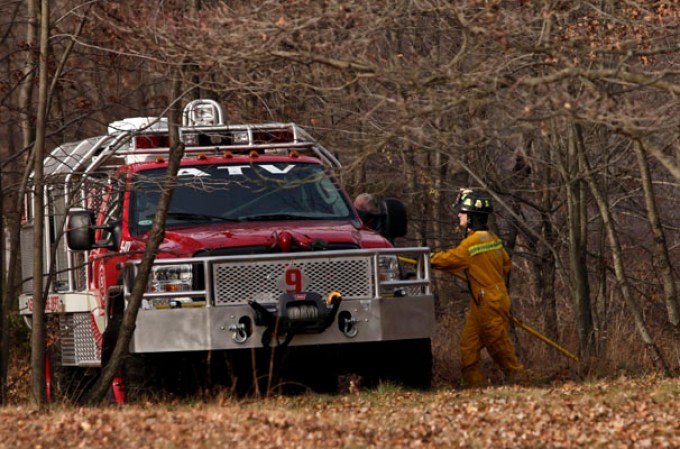 Un fuego forestal se ha desplaza por más de 50 acres de terreno en Rockland, Nueva York, mientras que las autoridades tratan de detenerlo antes de que alcance viviendas.