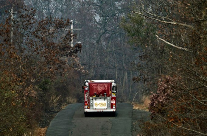 Un fuego forestal se ha desplaza por más de 50 acres de terreno en Rockland, Nueva York, mientras que las autoridades tratan de detenerlo antes de que alcance viviendas.