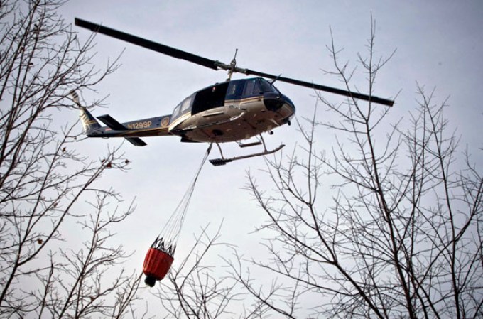 Un fuego forestal se ha desplaza por más de 50 acres de terreno en Rockland, Nueva York, mientras que las autoridades tratan de detenerlo antes de que alcance viviendas.