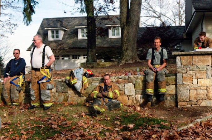 Un fuego forestal se ha desplaza por más de 50 acres de terreno en Rockland, Nueva York, mientras que las autoridades tratan de detenerlo antes de que alcance viviendas.