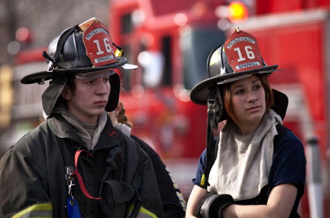 Un fuego forestal se ha desplaza por más de 50 acres de terreno en Rockland, Nueva York, mientras que las autoridades tratan de detenerlo antes de que alcance viviendas.