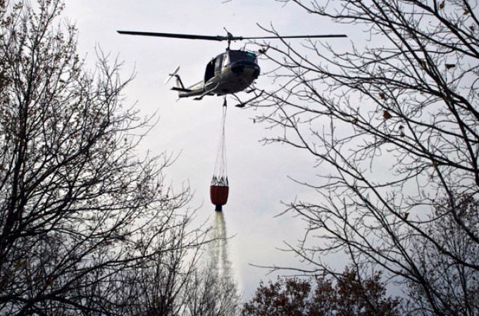 Un fuego forestal se ha desplaza por más de 50 acres de terreno en Rockland, Nueva York, mientras que las autoridades tratan de detenerlo antes de que alcance viviendas.