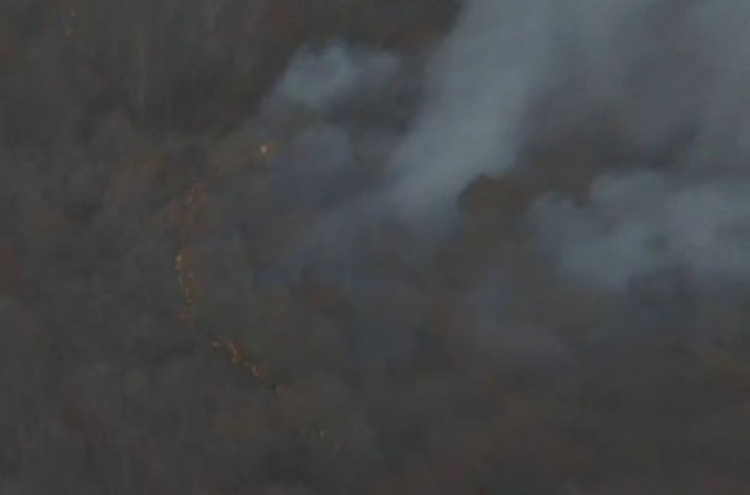 Un fuego forestal se ha desplaza por más de 50 acres de terreno en Rockland, Nueva York, mientras que las autoridades tratan de detenerlo antes de que alcance viviendas.
