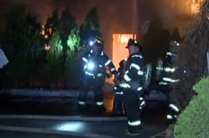 Un fuego voraz en Elizabeth, Nueva Jersey, cobra la vida de una mujer y deja a otra en grave estado.
