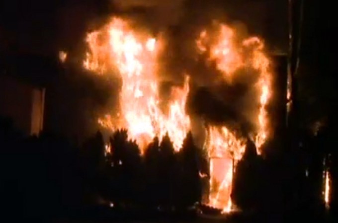Al parecer el fuego se inició en un garaje.