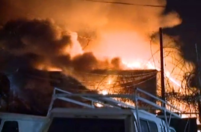 El incendio comenzó en la calle Mellon Place, y luego se esparció hacia otros dos hogares.